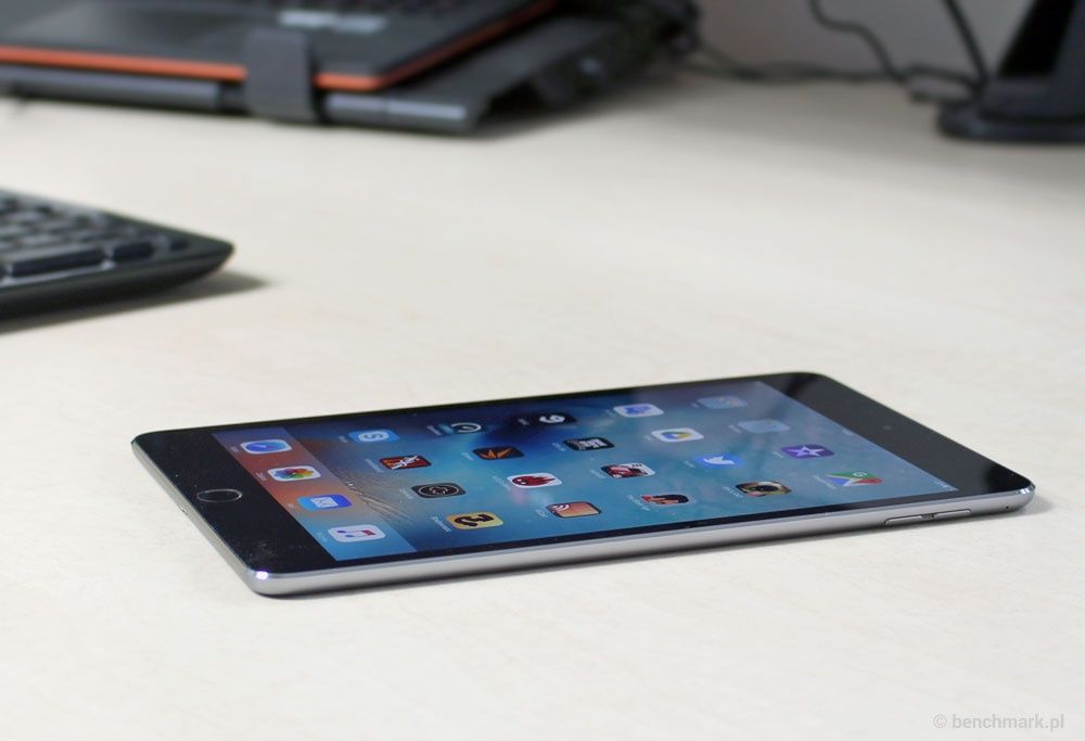 iPad mini 4 - zdjęcie na biurku