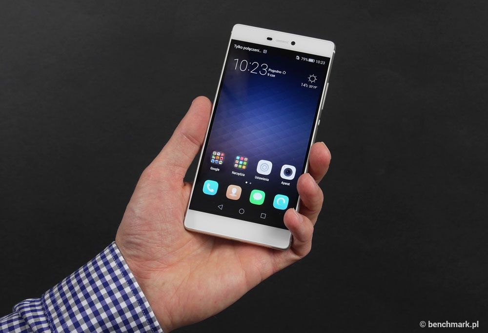Huawei P8 - w dłoni