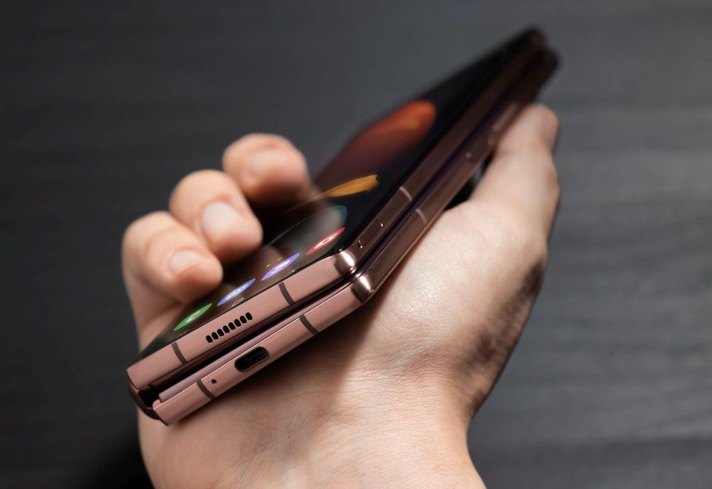 Samsung Galaxy Z Fold 2 dłoń złożony