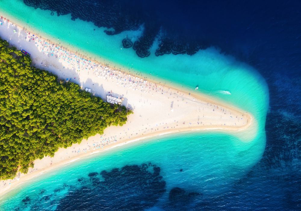 Trójkątna plaża Zlatni Rat (Złoty Róg) położona w miejscowości Bol 