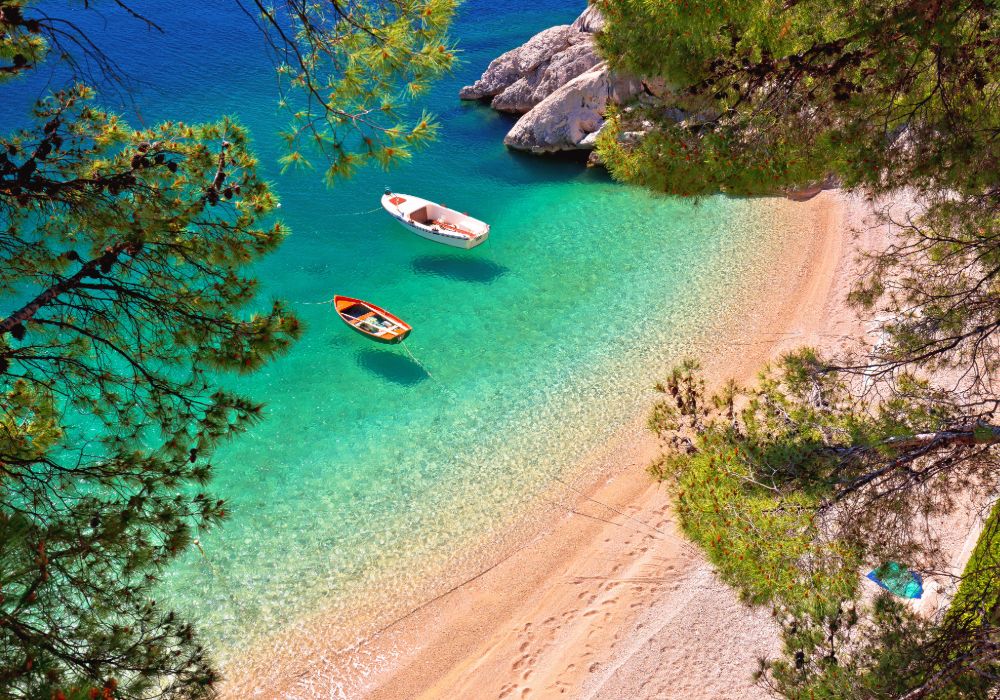 Plaża Punta Rata w miejscowości Brela na Riwierze Makarskiej
