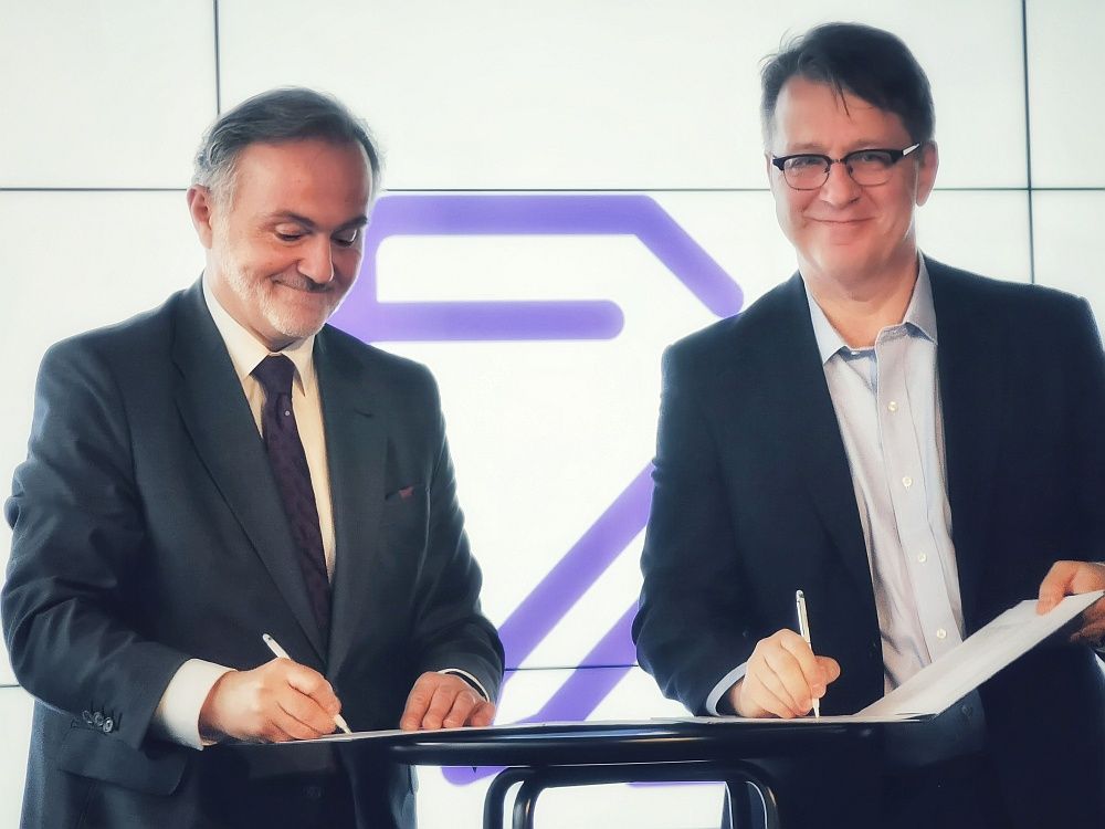 Podpisanie memorandum - prezydent Gdyni Wojciech Szczurek i CEO Play Jean-Marc Harion