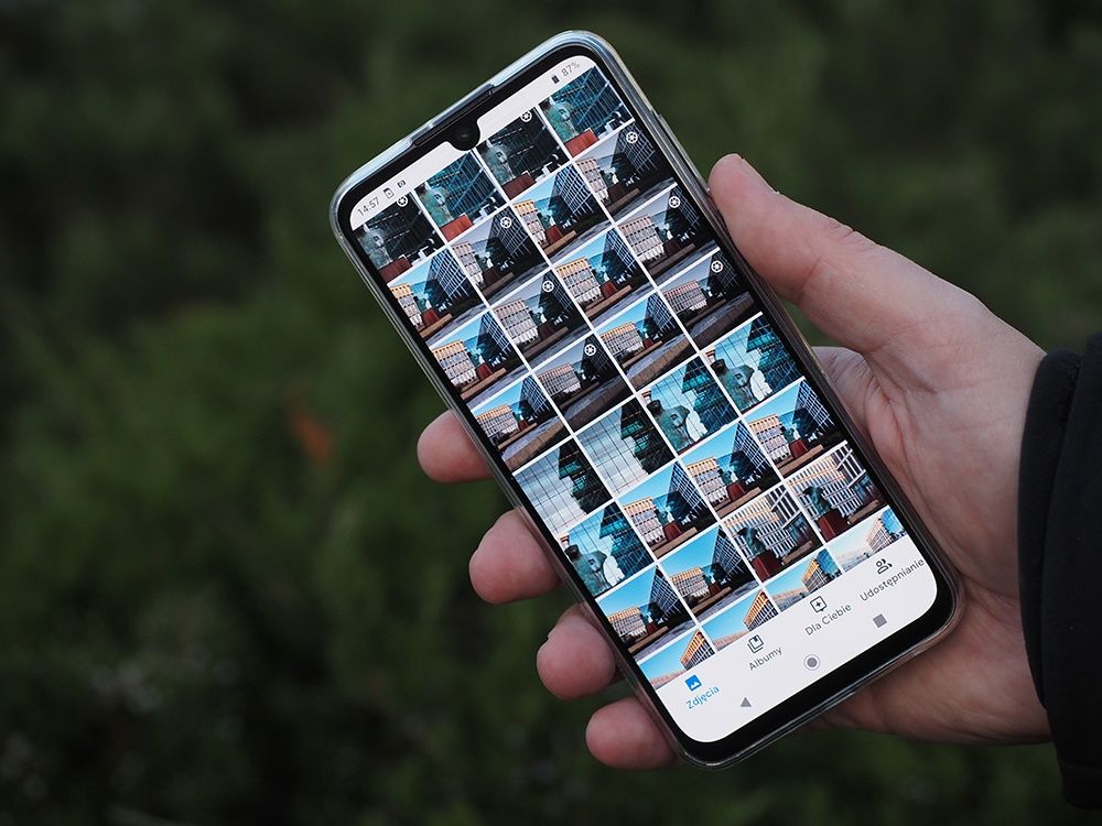 Motorola One Zoom dłoń zdjęcia