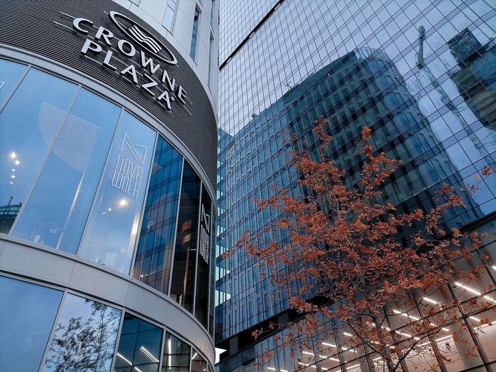 Huawei P smart 2021 przykład wieżowce korekta kolorystyki