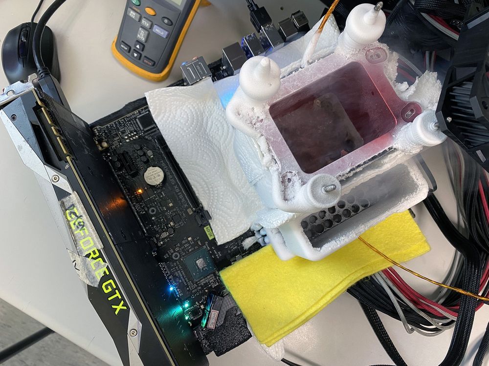 Intel Core i9-10900K - ekstremalne podkręcanie procesora z ciekłym helem
