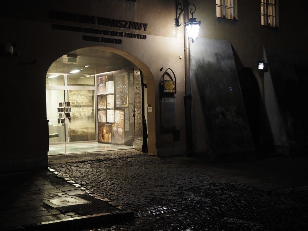 Olympus OM-D E-M5 III - nocne zdjęcie kontrastowe