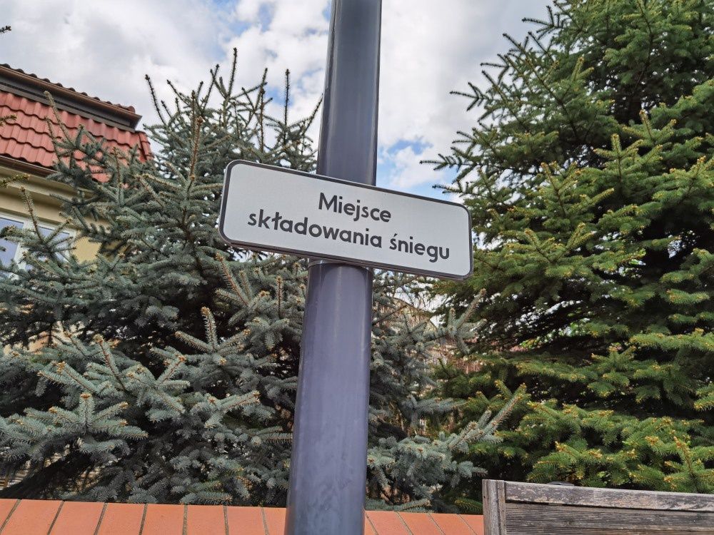 Tablica, znak drogowy - zdjęcie z głównego aparatu, pełny kadr