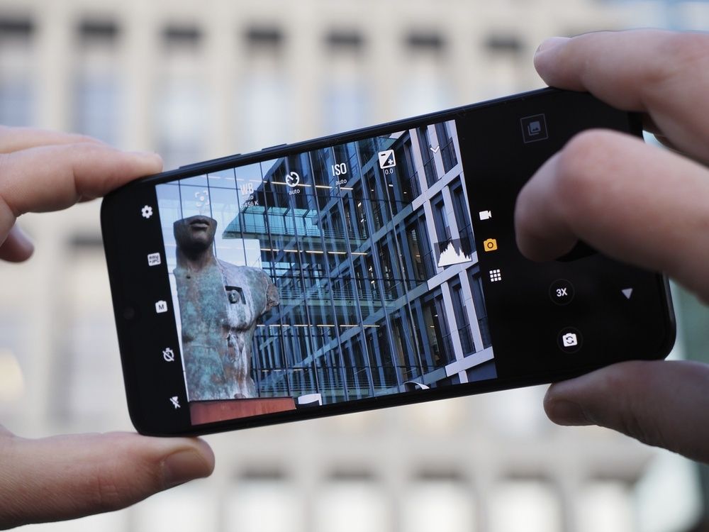 Motorola One Zoom dłonie tryb manualny