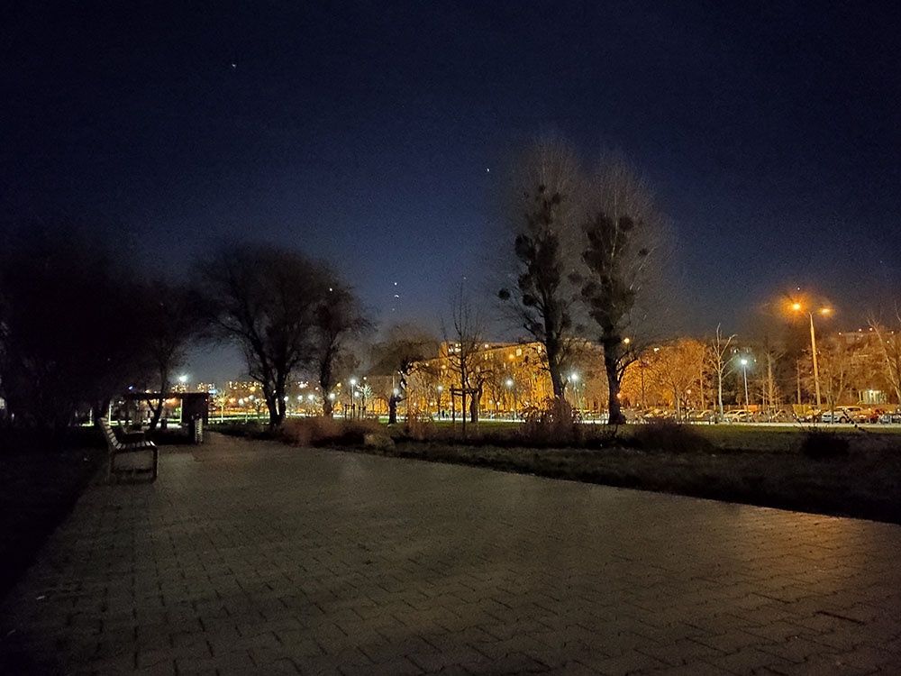 Fabryczna aplikacja, aparat tylny, podstawowy, tryb nocny