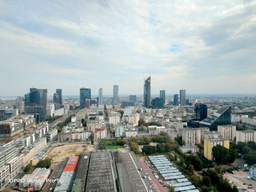 Warszawa z 30 piętra widziana ultraszeroko przez szybę