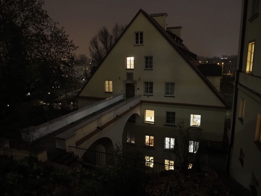 Olympus OM-D E-M5 III - dom noc JPEG