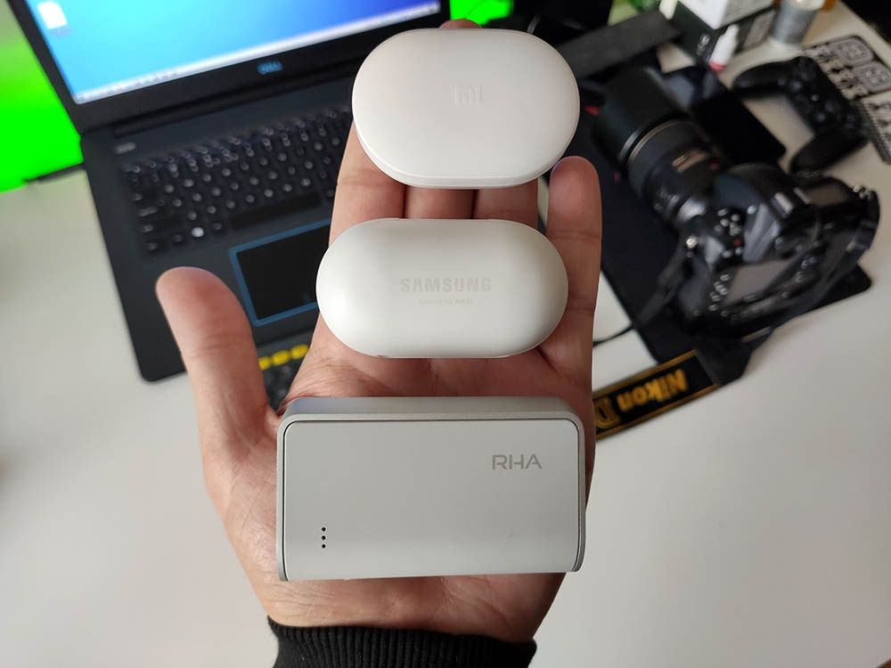 RHA TrueConnect - porównanie wymiarów etui ładującego