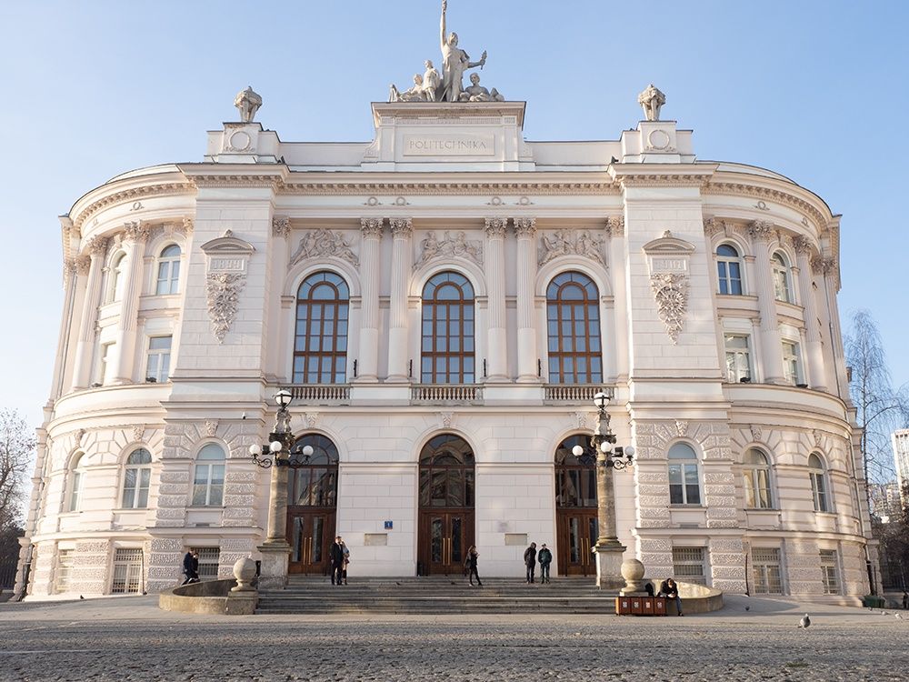 Olympus OM-D E-M5 III - budynek politechnika poglądowo