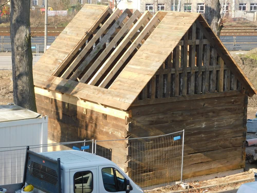 Lamus tkacki przeniesiony z ul. Nowej do Parku przy bibliotece.
