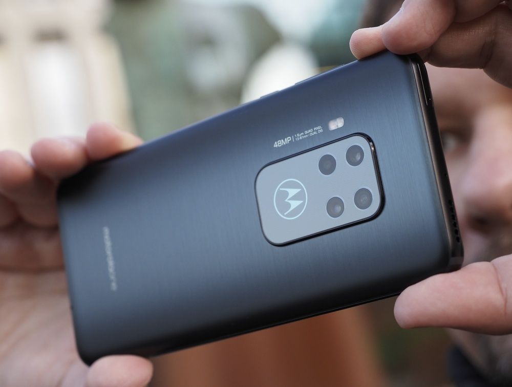 Motorola One Zoom widok dłonie fotografowanie