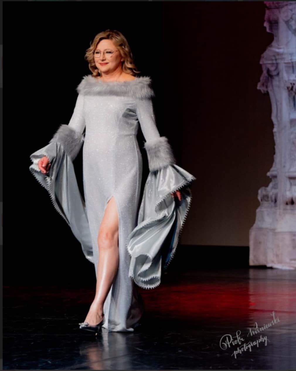 Modelka w stroju zaprojektowanym przez Jarka Kamińskiego