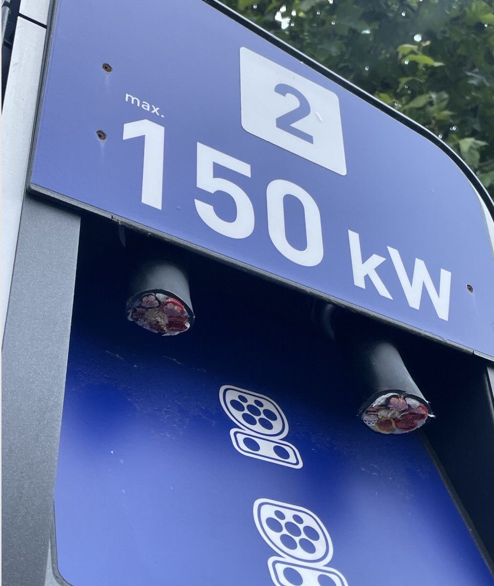 Stacja ładowania samochodów elektrycznych - odcięty kabel
