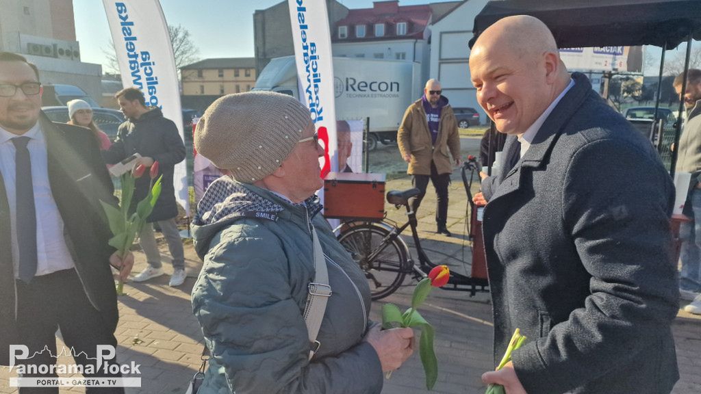 Platforma Obywatelska Płock rozdaje kwiaty w Dzień Kobiet!