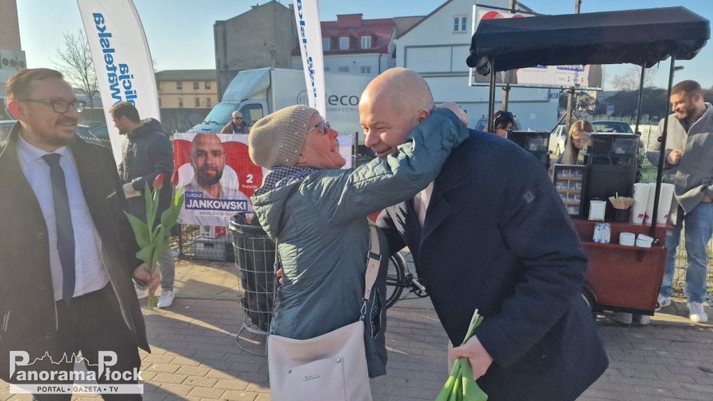 Platforma Obywatelska Płock rozdaje kwiaty w Dzień Kobiet!