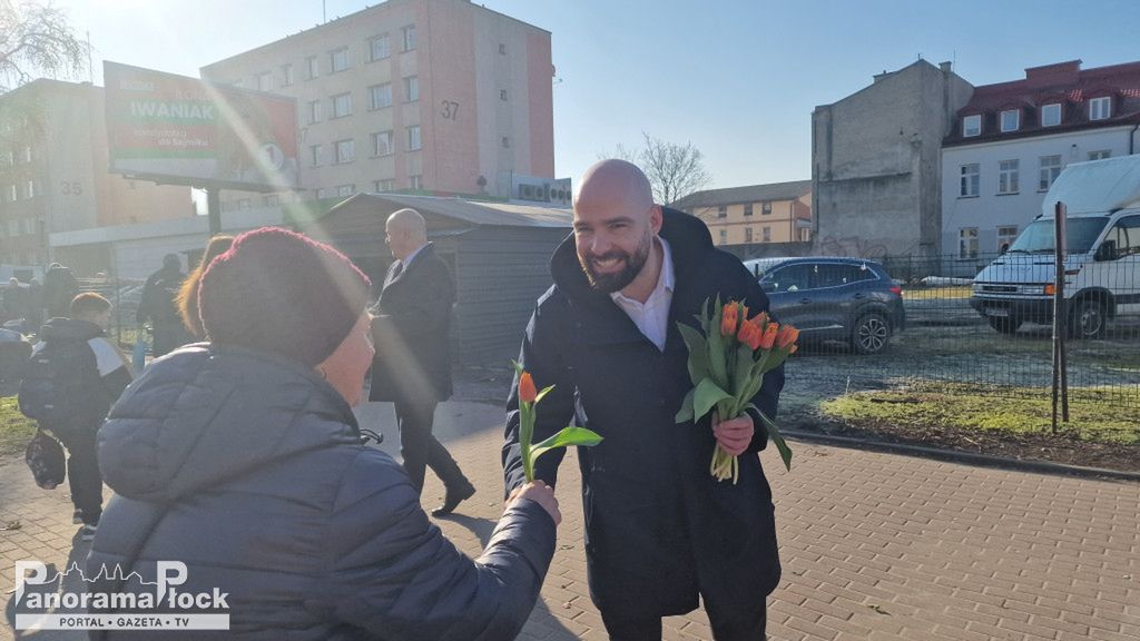Platforma Obywatelska Płock rozdaje kwiaty w Dzień Kobiet!