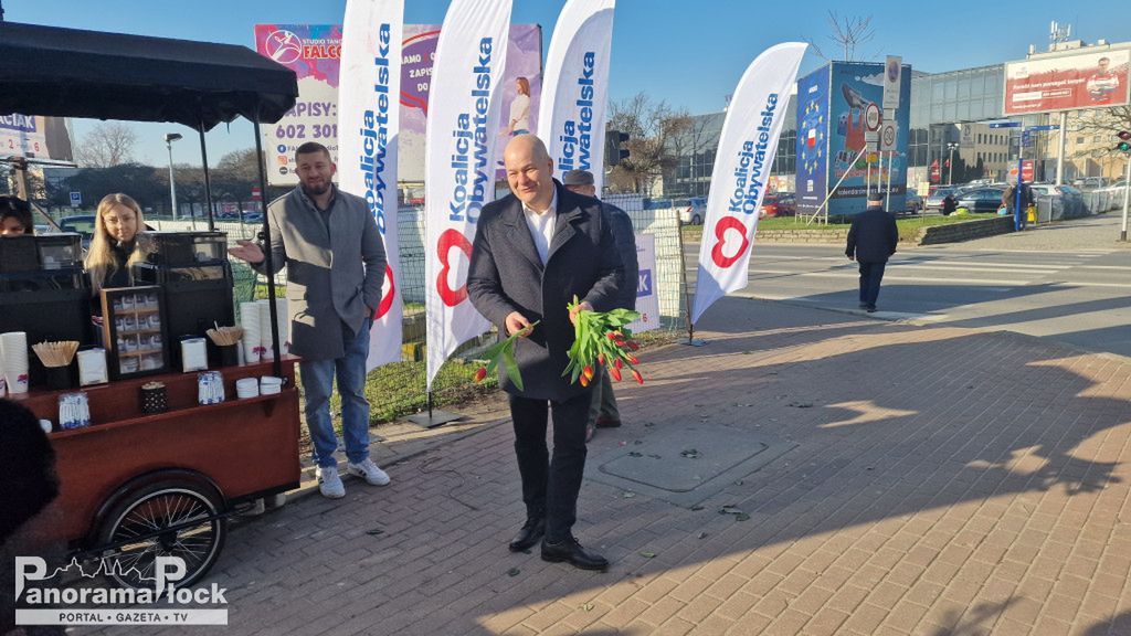 Platforma Obywatelska Płock rozdaje kwiaty w Dzień Kobiet!