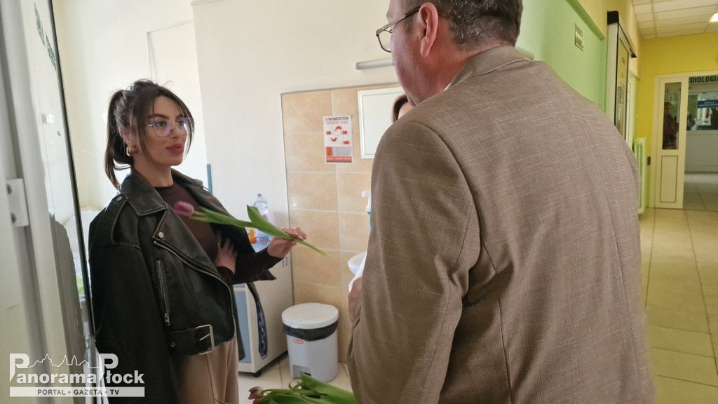 Samorządowcy rozdali tulipany w Wojewódzkim Szpitalu Zespolonym w Płocku