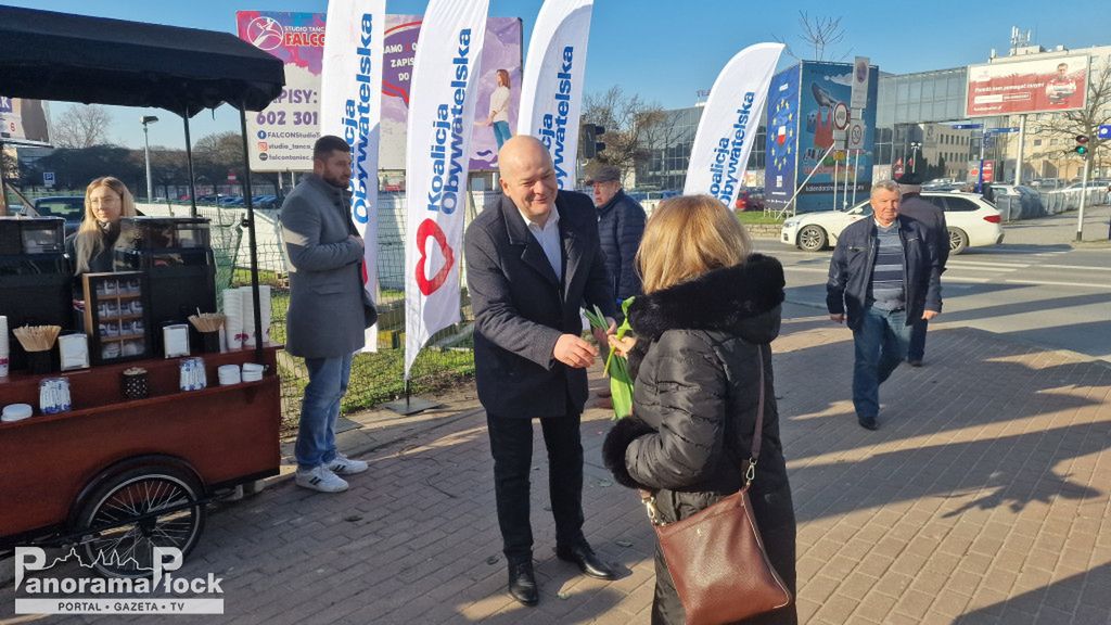 Platforma Obywatelska Płock rozdaje kwiaty w Dzień Kobiet!