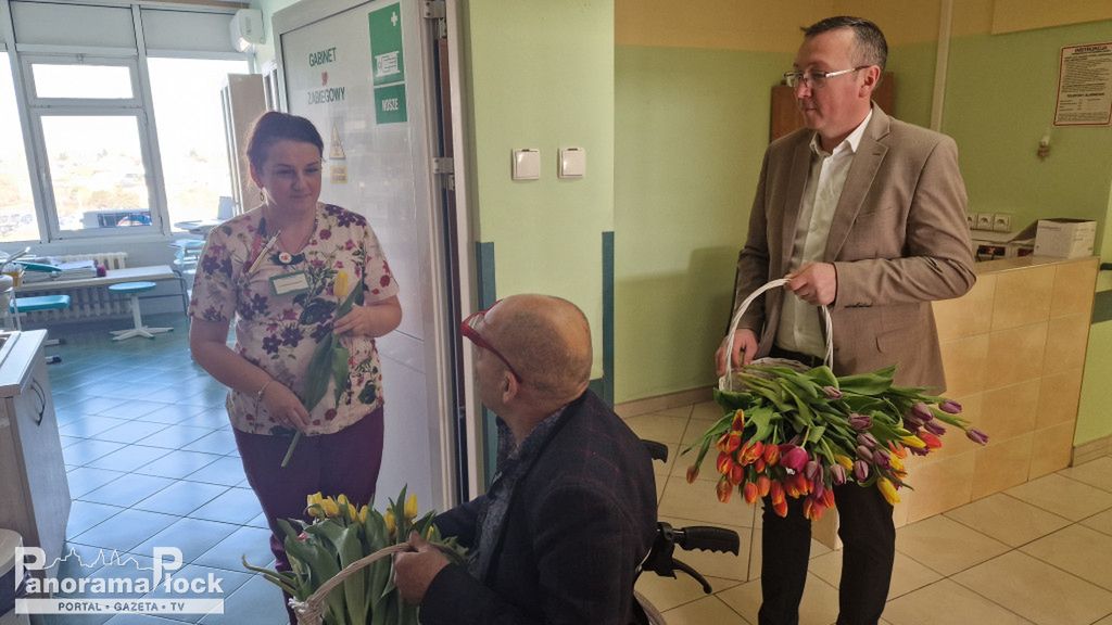 Samorządowcy rozdali tulipany w Wojewódzkim Szpitalu Zespolonym w Płocku