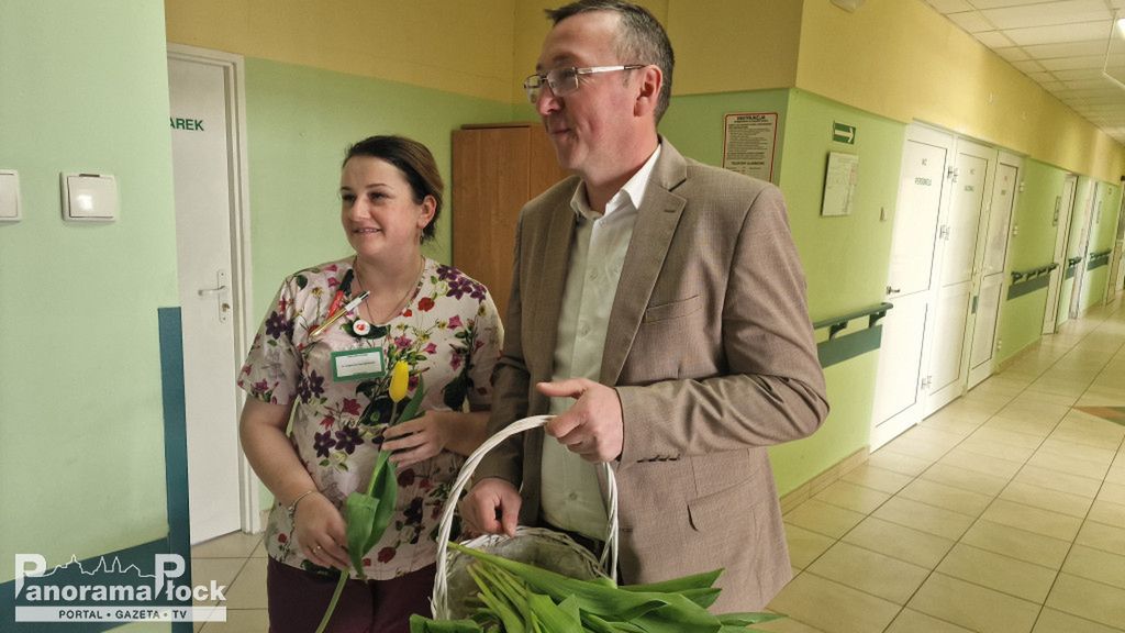 Samorządowcy rozdali tulipany w Wojewódzkim Szpitalu Zespolonym w Płocku