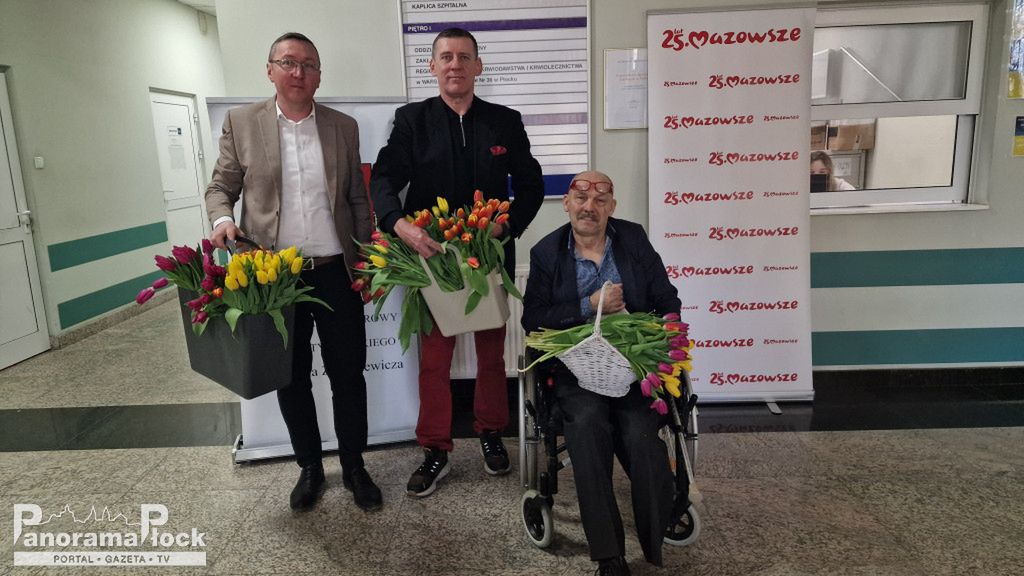 Samorządowcy rozdali tulipany w Wojewódzkim Szpitalu Zespolonym w Płocku