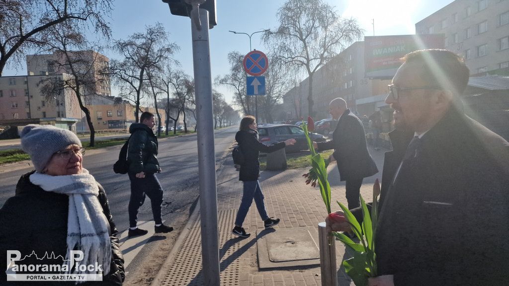 Platforma Obywatelska Płock rozdaje kwiaty w Dzień Kobiet!