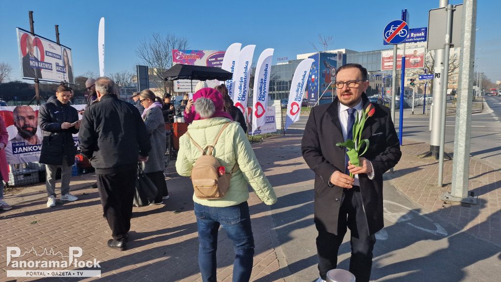 Platforma Obywatelska Płock rozdaje kwiaty w Dzień Kobiet!