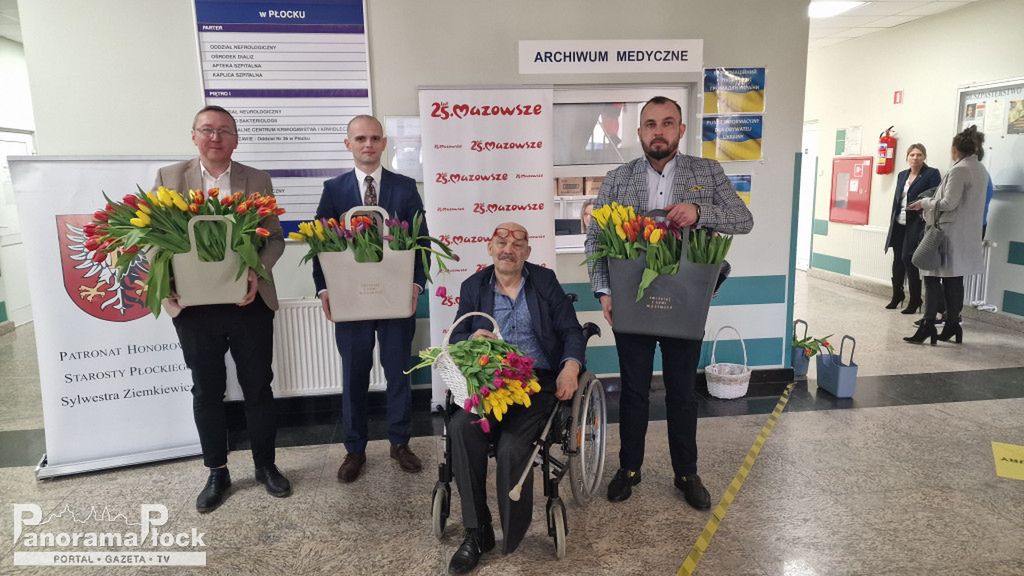 Samorządowcy rozdali tulipany w Wojewódzkim Szpitalu Zespolonym w Płocku
