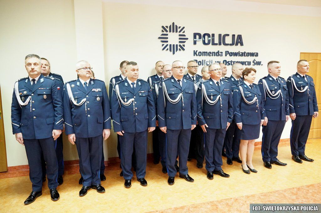 Policjanci podczas uroczystej zbiórki