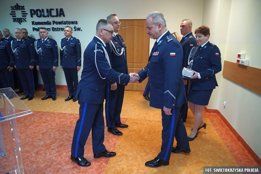 Policjanci podczas uroczystej zbiórki