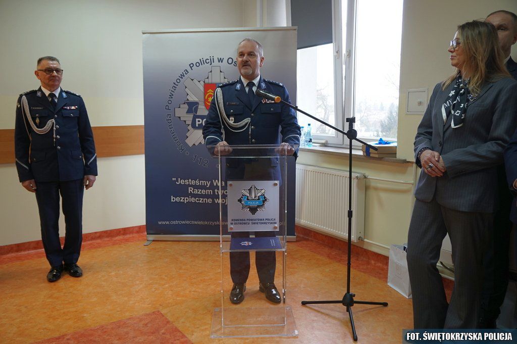 Policjanci podczas uroczystej zbiórki