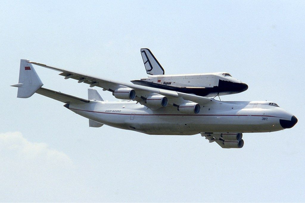 Buran transportowany przez Antonova An-225