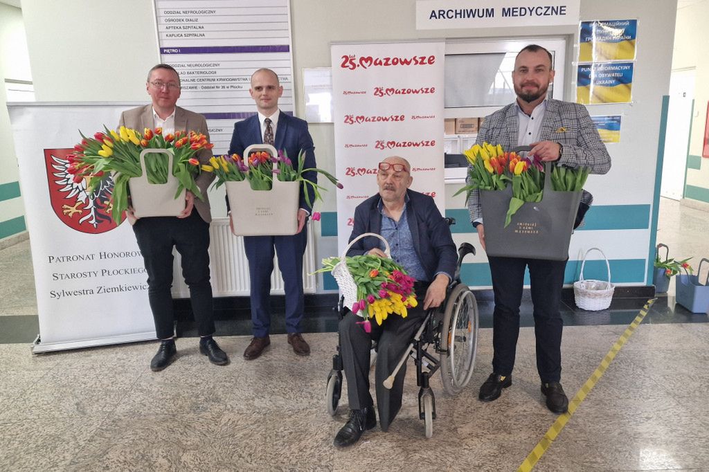 Samorządowcy rozdali tulipany w Wojewódzkim Szpitalu Zespolonym w Płocku