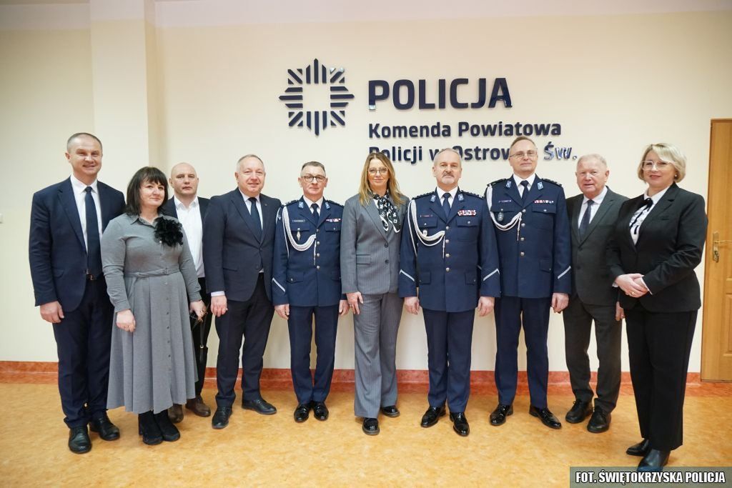 Policjanci podczas uroczystej zbiórki