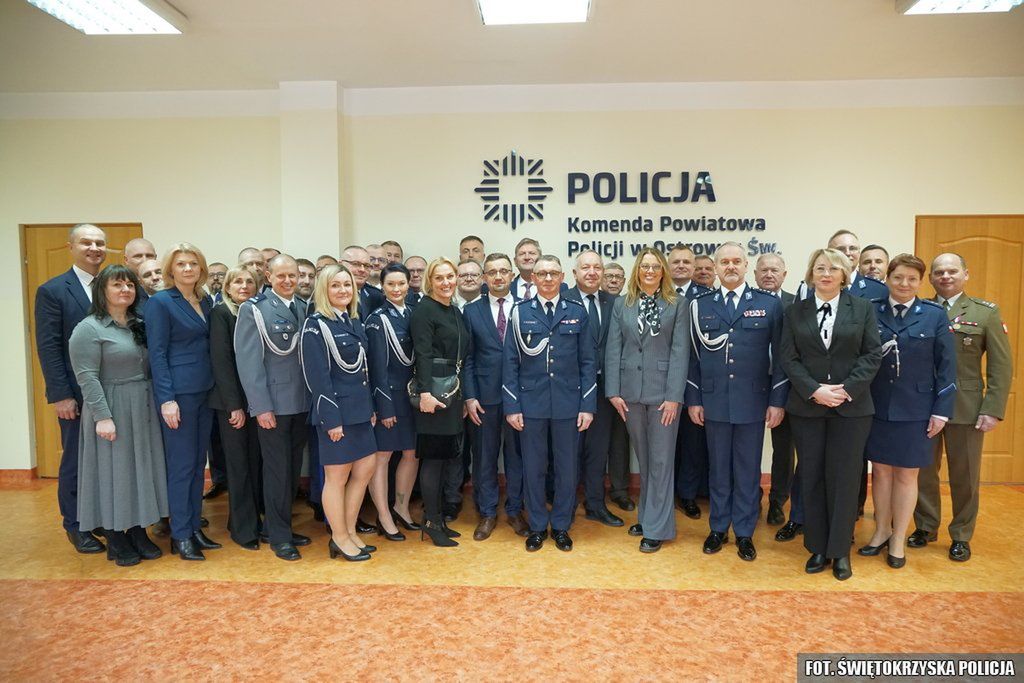 Policjanci podczas uroczystej zbiórki