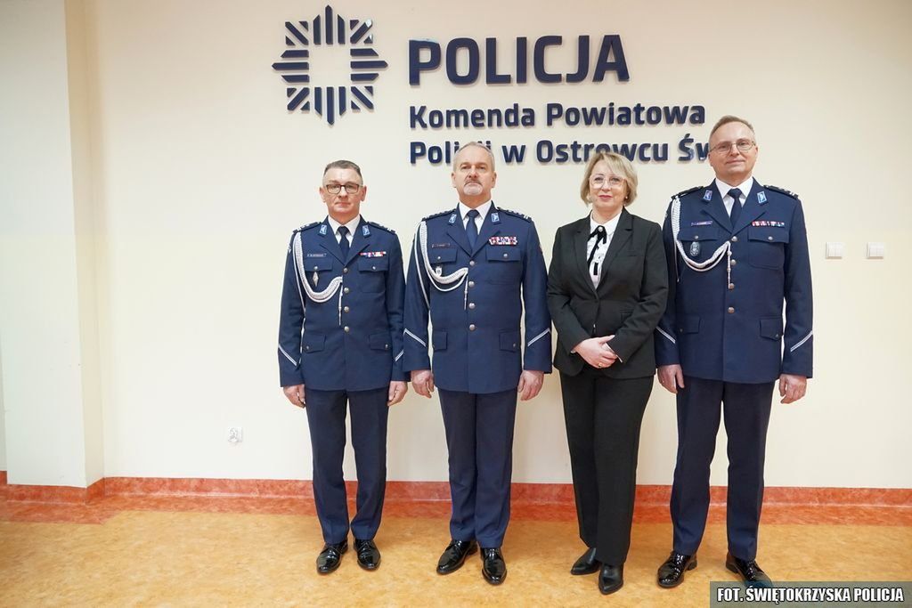 Komendanci podczas uroczystej zbiórki wraz z p. Jolantą Madioury