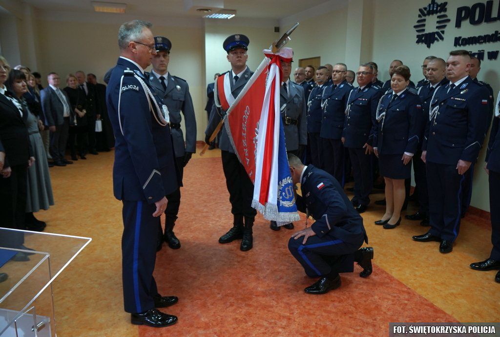 Policjanci podczas uroczystej zbiórki