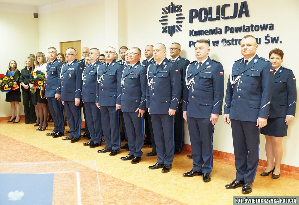 Policjanci podczas uroczystej zbiórki
