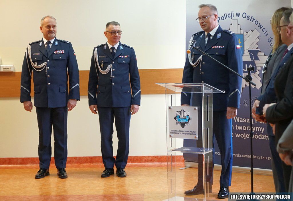 Policjanci podczas uroczystej zbiórki