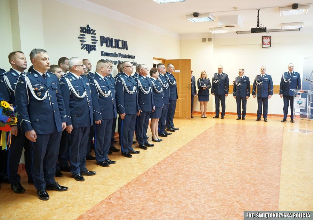 Policjanci podczas uroczystej zbiórki