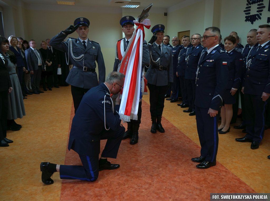 Policjanci podczas uroczystej zbiórki