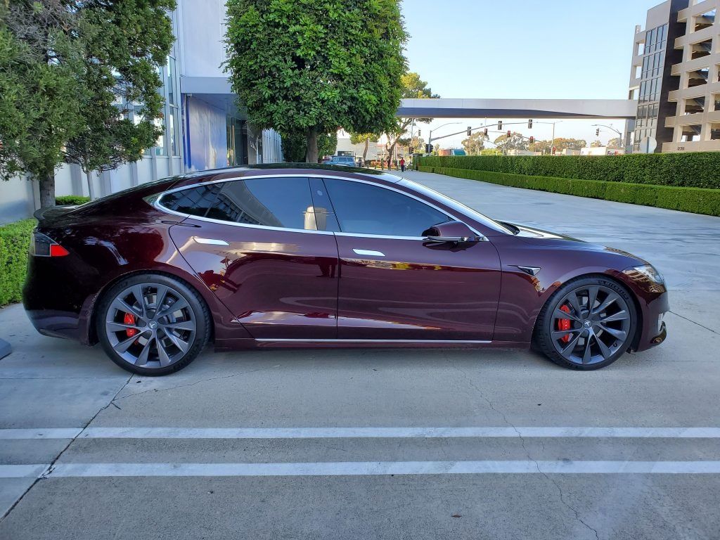 Tesla Model S karmazynowa