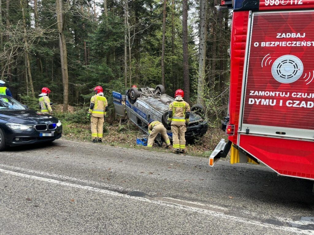 Na zdjęciu: Dachował radiowóz. Policjanci próbowali ominąć sarnę