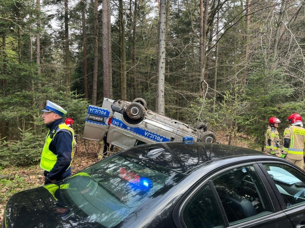 Na zdjęciu: Dachował radiowóz. Policjanci próbowali ominąć sarnę