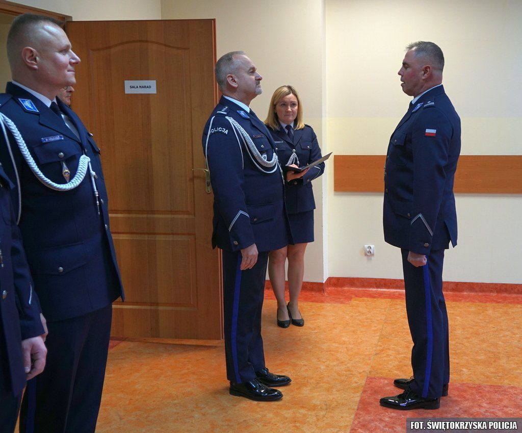 Policjanci podczas uroczystej zbiórki